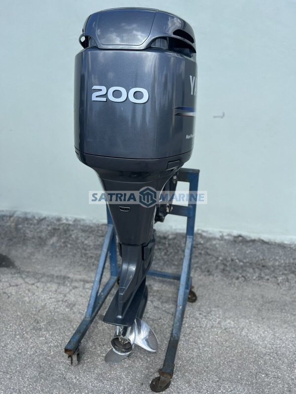 2002 Yamaha 200HP Outboard Motor 2 Stroke 25″ Shaft