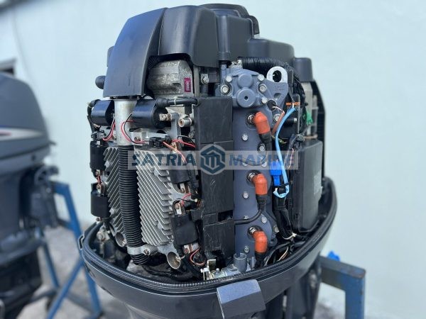 2002 Yamaha 200HP Outboard Motor 2 Stroke 25″ Shaft - Image 3