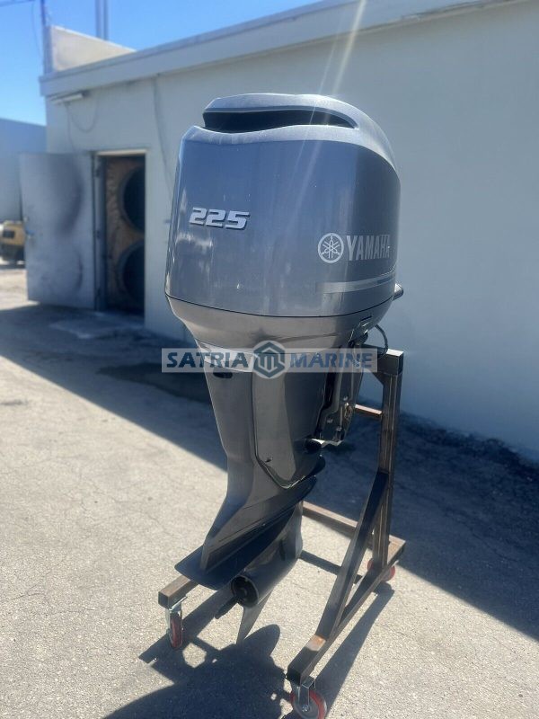 2005 225HP YAMAHA FOUR STROKE OUTBOARD MOTOR WITH 25" SHAFT